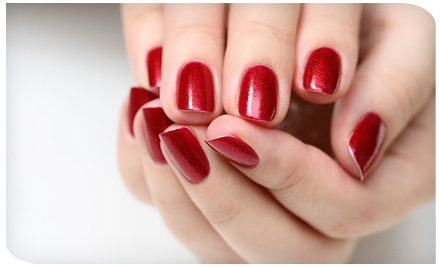Hand met rode kunstnagels