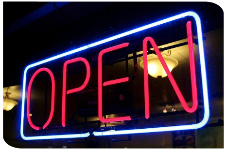 Neonbord met de tekst OPEN